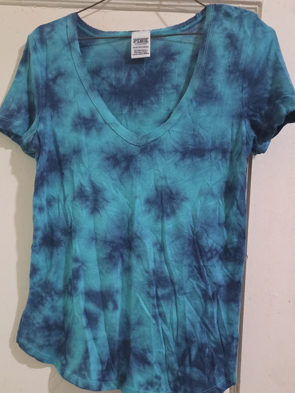 PINK Victoria's Secret Women's V-Neck Tie-Dye Tee in Blue and Aqua